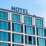 jak wybrać tani hotel